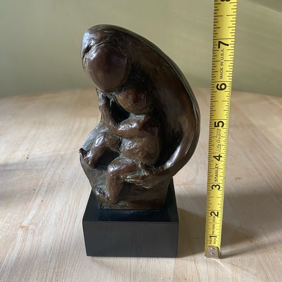 Cast Bronze statue of Mother and baby by Emily Mehling. Signed by the artist. - Picture 7 of 7